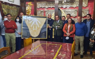 Firmado el contrato para la realización del manto bordado de salida para Nuestra Señora de la Salud