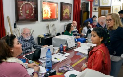 Hermanos para colaborar en el reparto de las papeletas de sitio