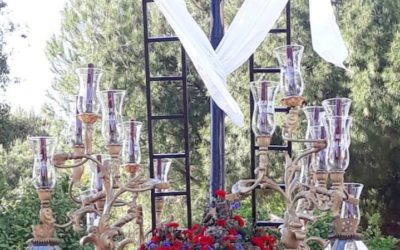 Preparativos para la procesión de la Cruz de Mayo del grupo joven