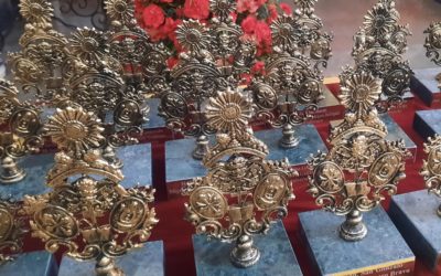 Entrega de los recuerdos por las bodas de oro como hermanos de San Gonzalo