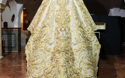 Presentado el manto bordado de salida de Nuestra Señora de la Salud