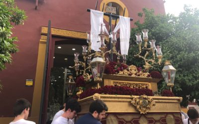 Preparativos para la procesión de la Cruz de Mayo del grupo joven