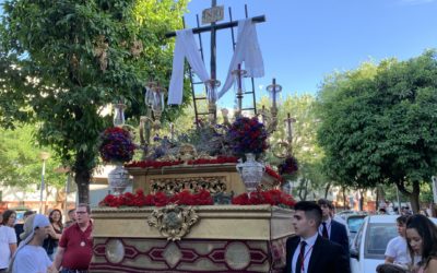 Preparativos para la procesión de la Cruz de Mayo del grupo joven en 2024